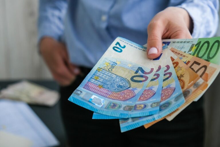 Une main tenant des argents