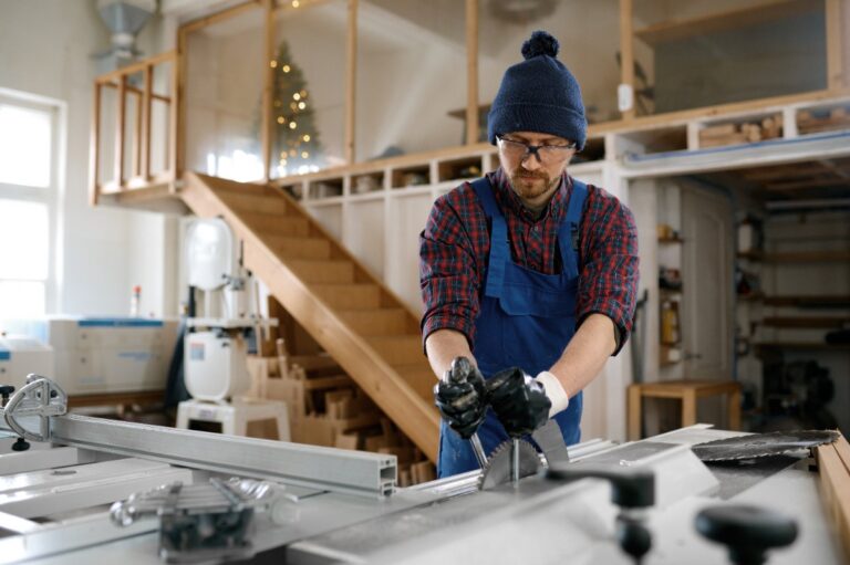Un menuisier qui travaille dans son atelier