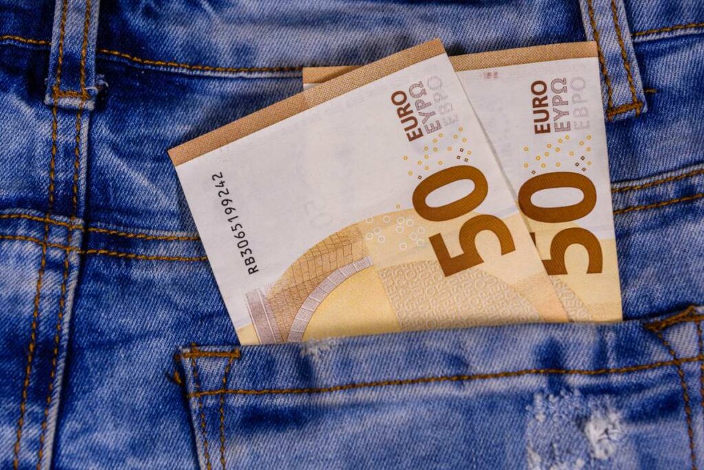 Des monnaies de 50 euros dans la poche d'un pantalon