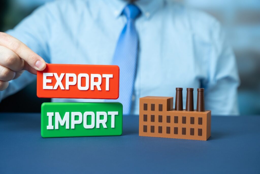 Une personne qui montre un concept import-export