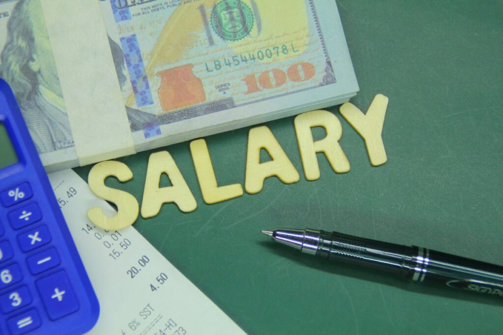 Calcul de salaire et un stylo posé sur la table