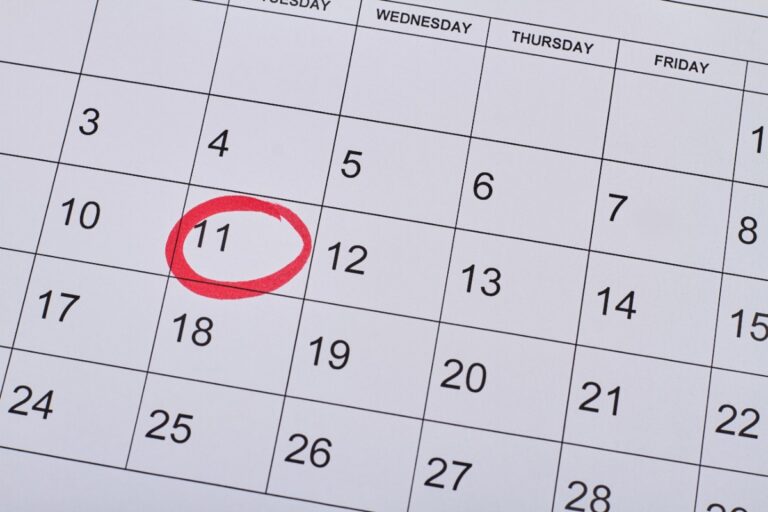 Un calendrier avec un jour 11 encerclé en rouge