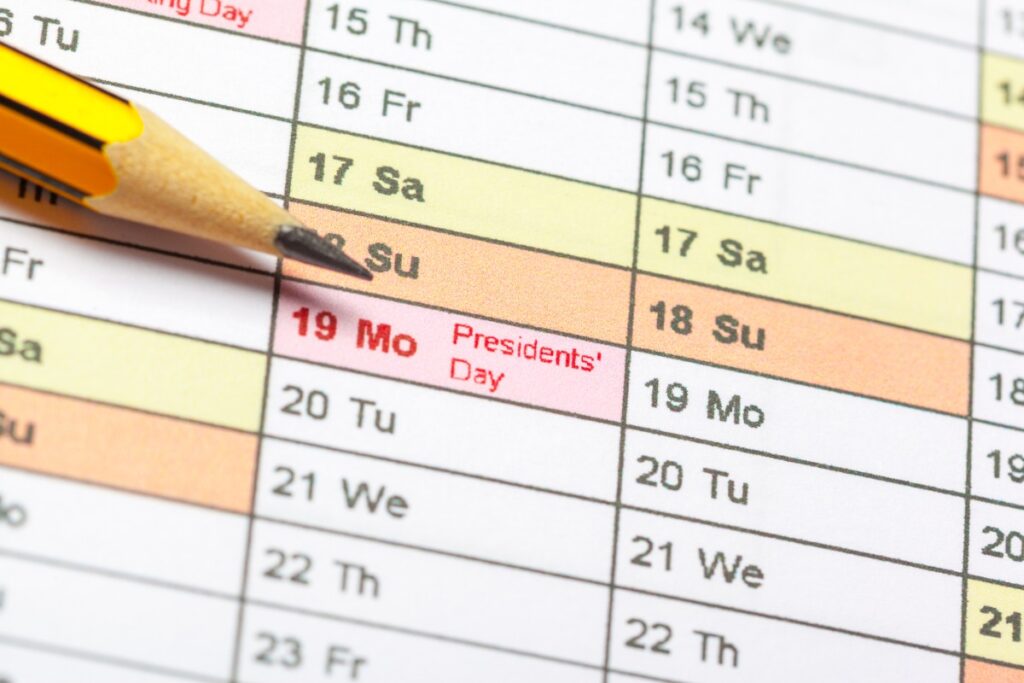 Un calendrier avec un stylo