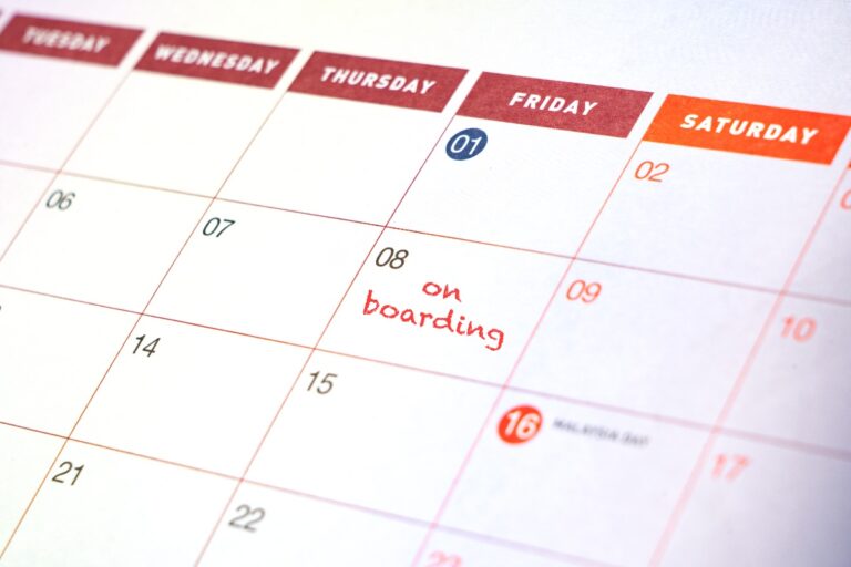 Un calendrier sur une table