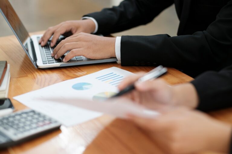 Un comptable aui travaille avec son ordinateur dans son bureau