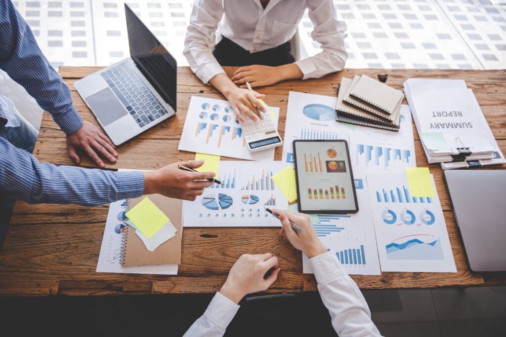 Une équipe commerciale analysant des données de l'entreprise avec des dossiers