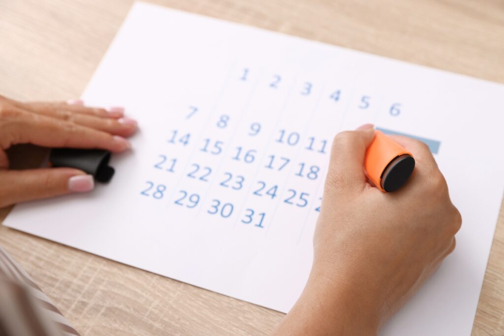 Une femme faisant une planification sur un calendrier