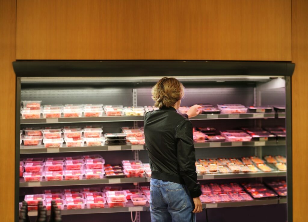 Une femme qui regarde des produits dans une vitrine