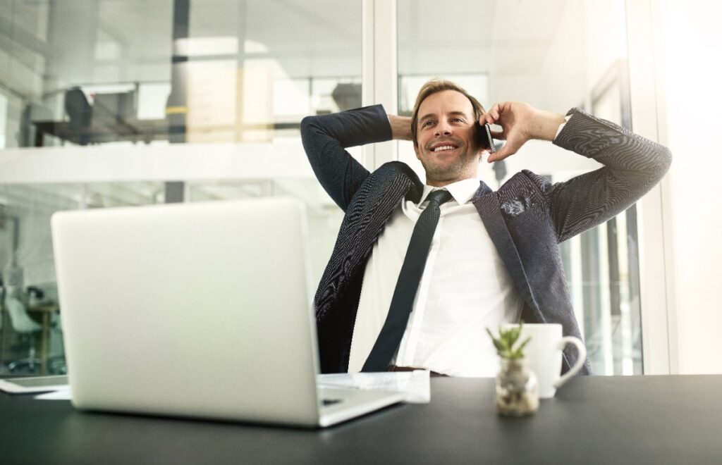Un homme détendu parlant au téléphone dans son bureau