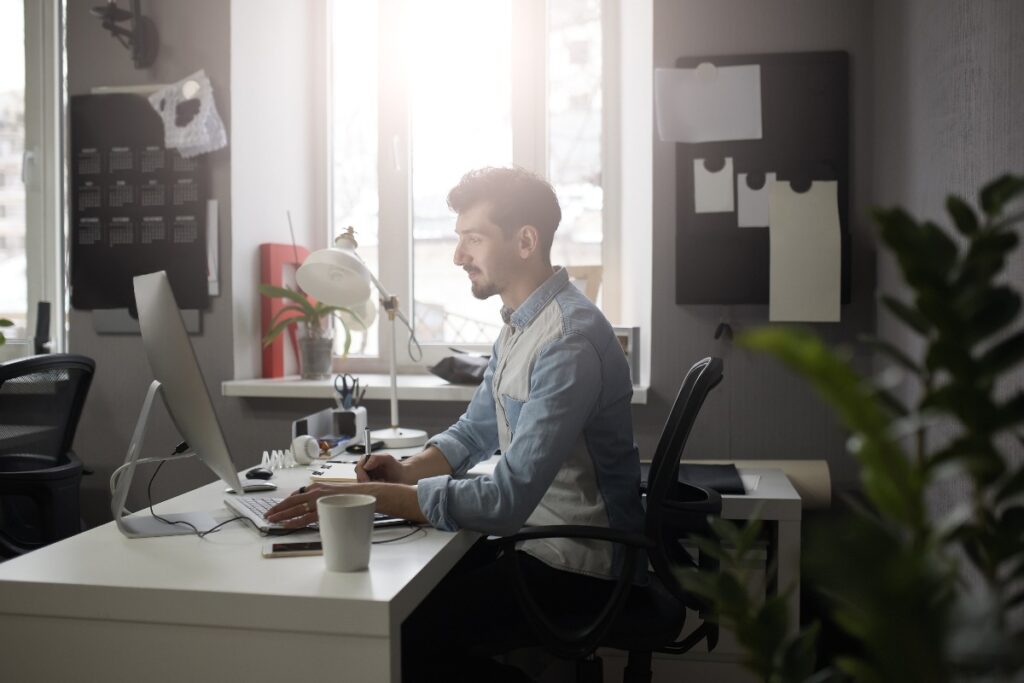Un jeune homme travaillant dans un bureau