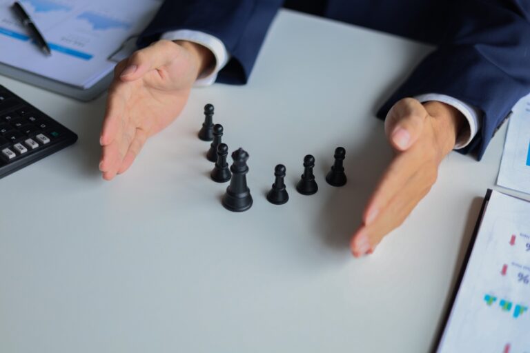 Main d'un homme posée sur la table