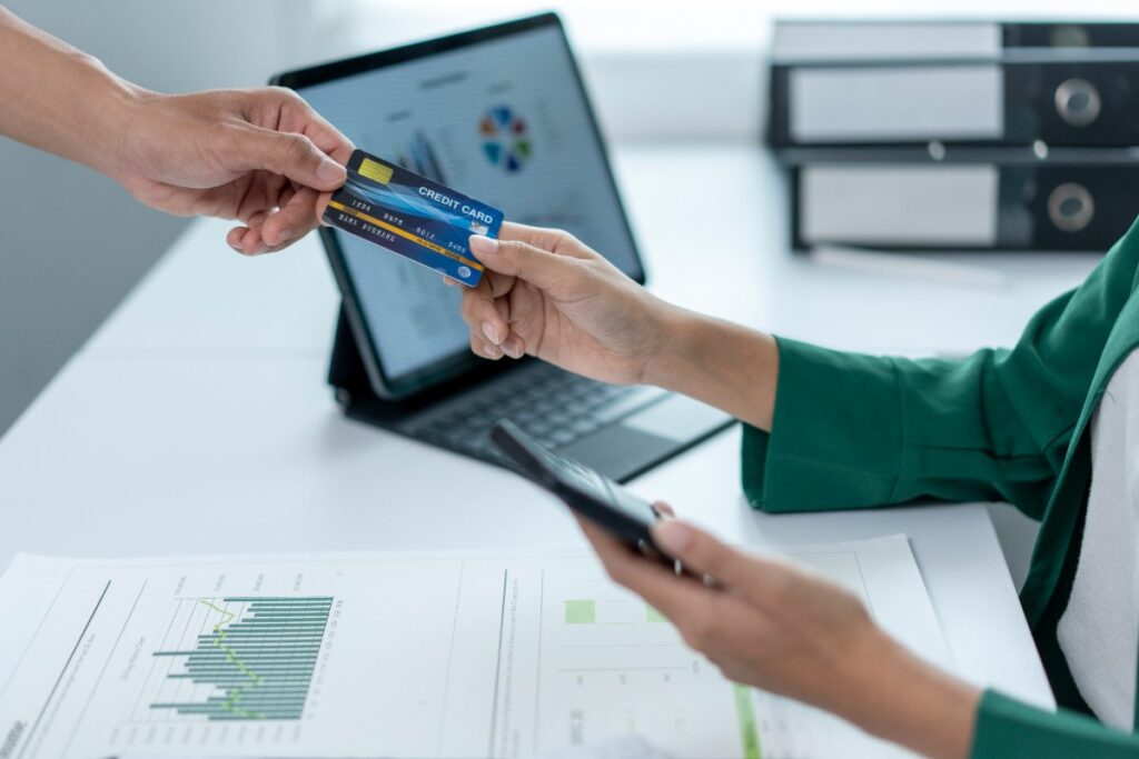 Une personne faisant une transaction avec une carte de crédit