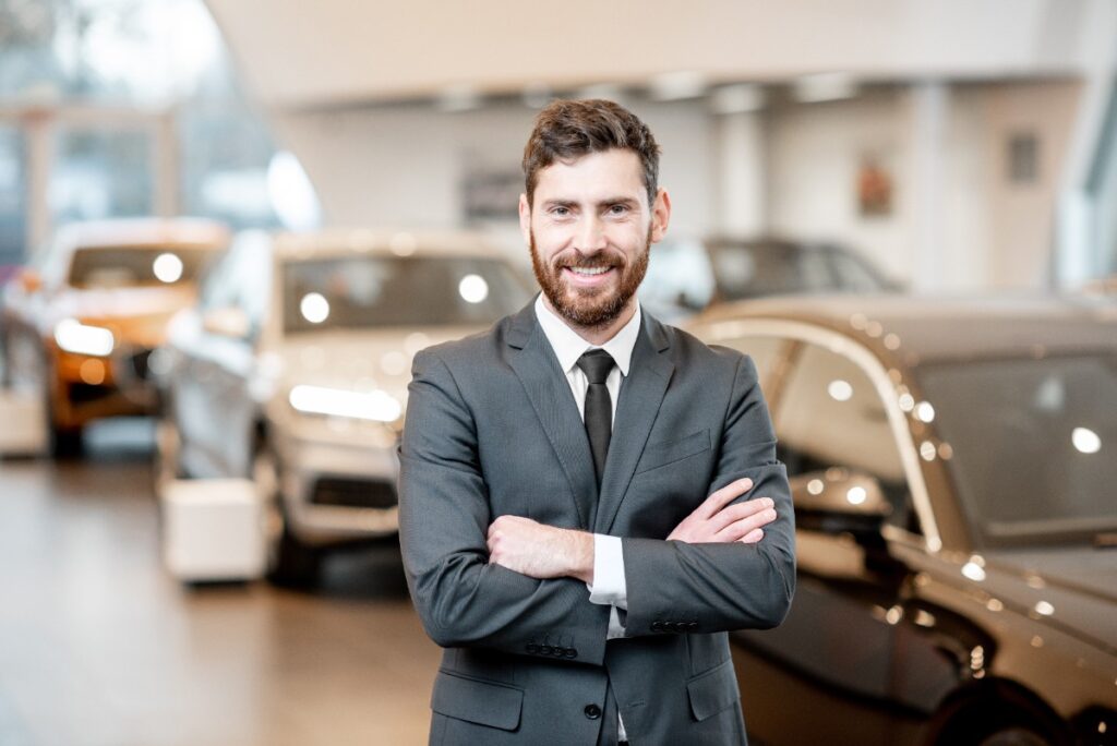 Un vendeur de voiture dans une salle d'exposition
