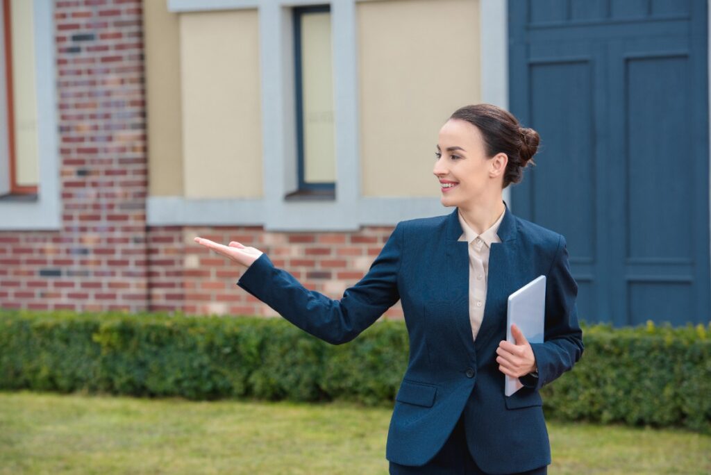 Un agent immobilier tenant un dossier devant une propriété