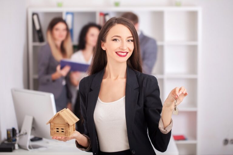 Un agent immobilier tenant une maquette de maison