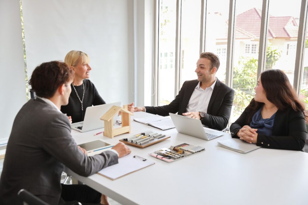 Des agents immobiliers qui se réunissent autour d'une table