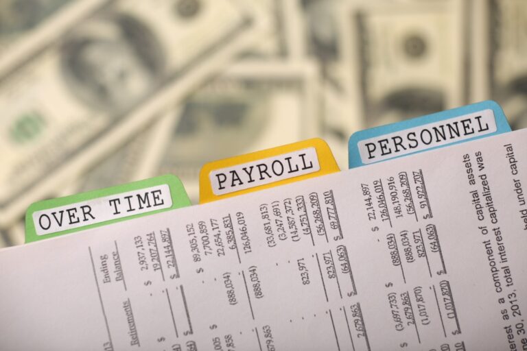 Des documents de paiement de salaire