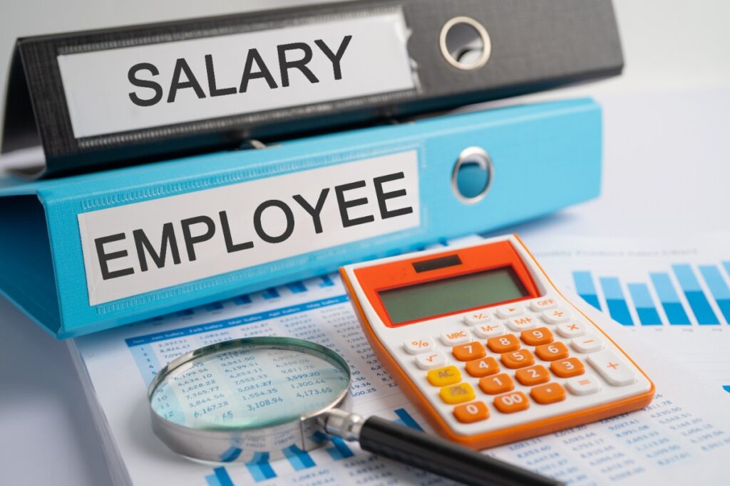 Documents de paiements de salaires avec une calculatrice