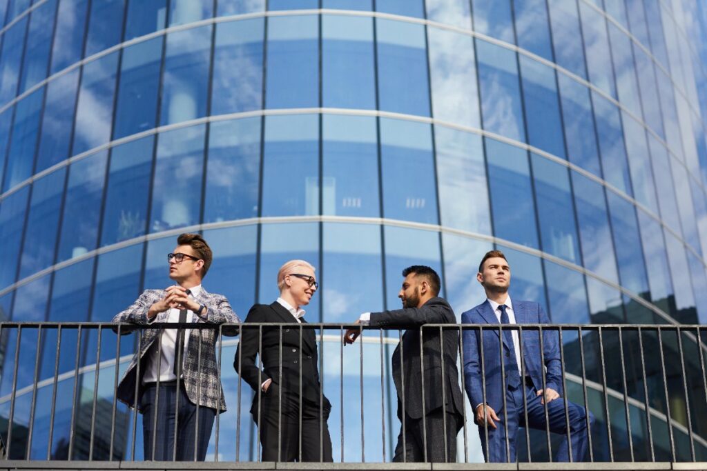 Une équipe d'affaire devant une grande entreprise