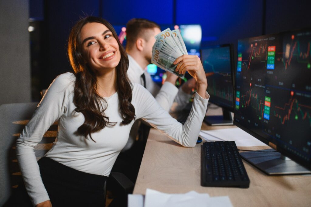 Une femme heureuse tenant son salaire