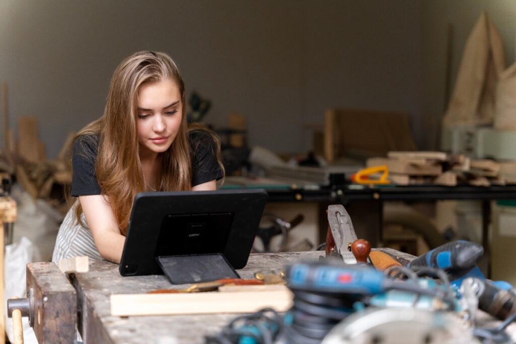 Une femme qui travaille dans un atelier