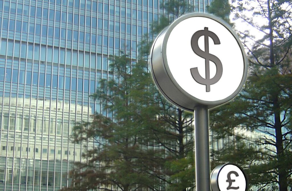 Un grand signe de dollar devant un grand bâtiment