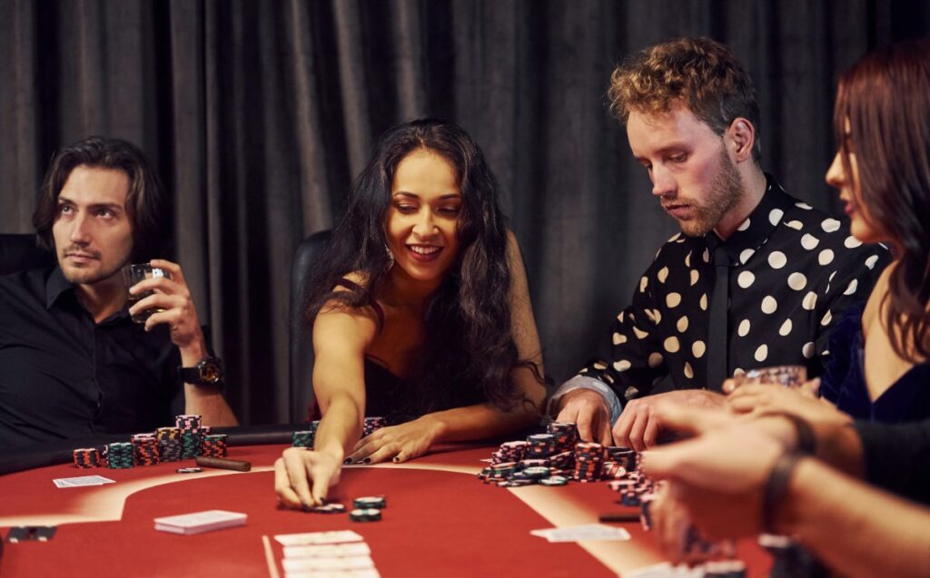 Groupes de jeunes gens qui jouent au poker