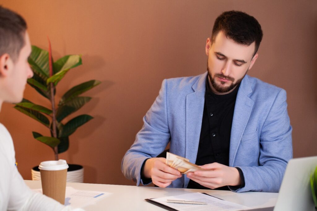 Un homme qui compte des argents dans son bureau