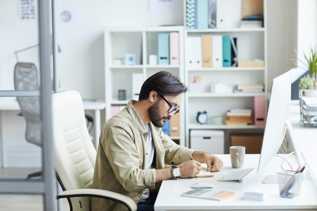 Un homme concentrée sur son travail