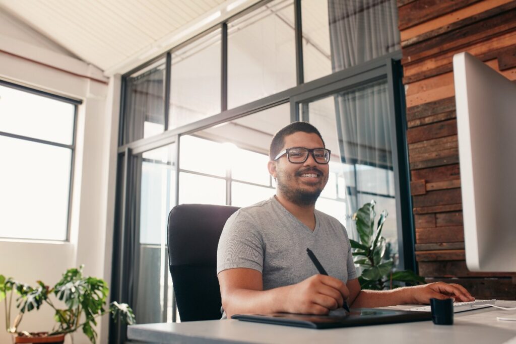 Un homme heureux qui travaille dans un bureau