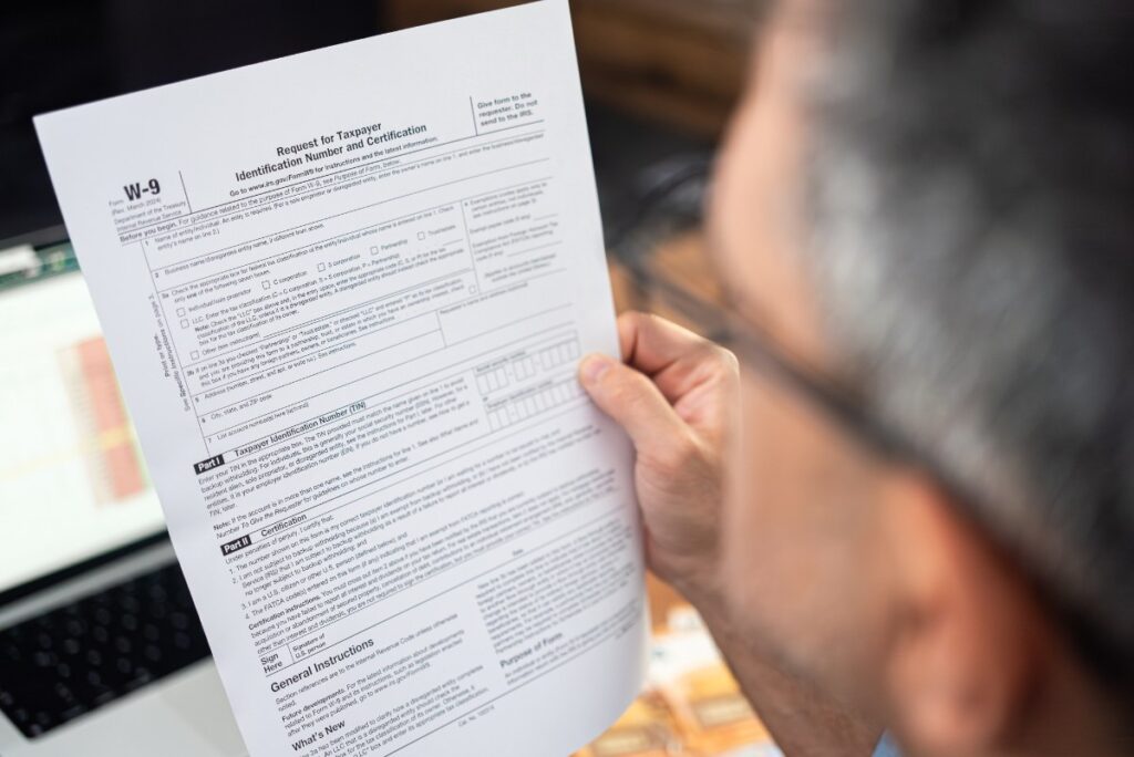 Un homme qui regarde un document