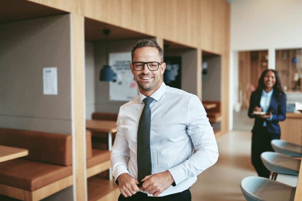 Un homme souriant qui marche dans un bureau