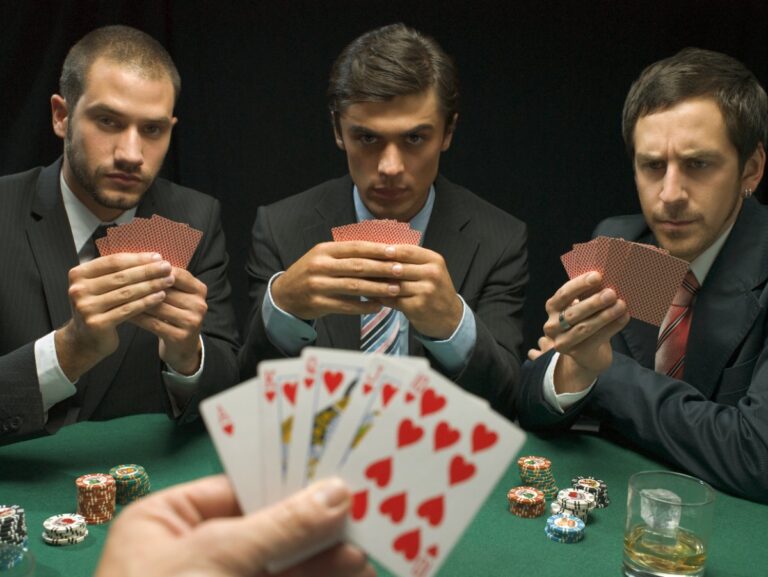 Des hommes qui jouent une partie de poker