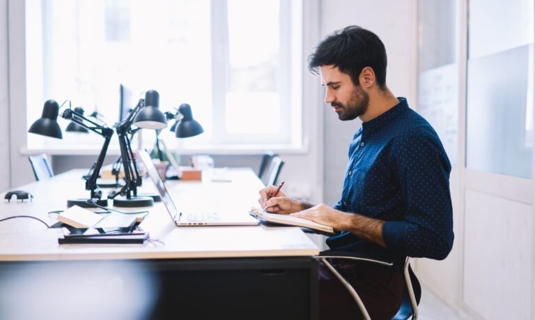 Un jeune homme d'affaire assis dans un bureau