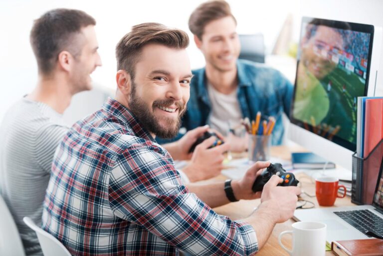 Des jeunes qui jouent aux jeux vidéos
