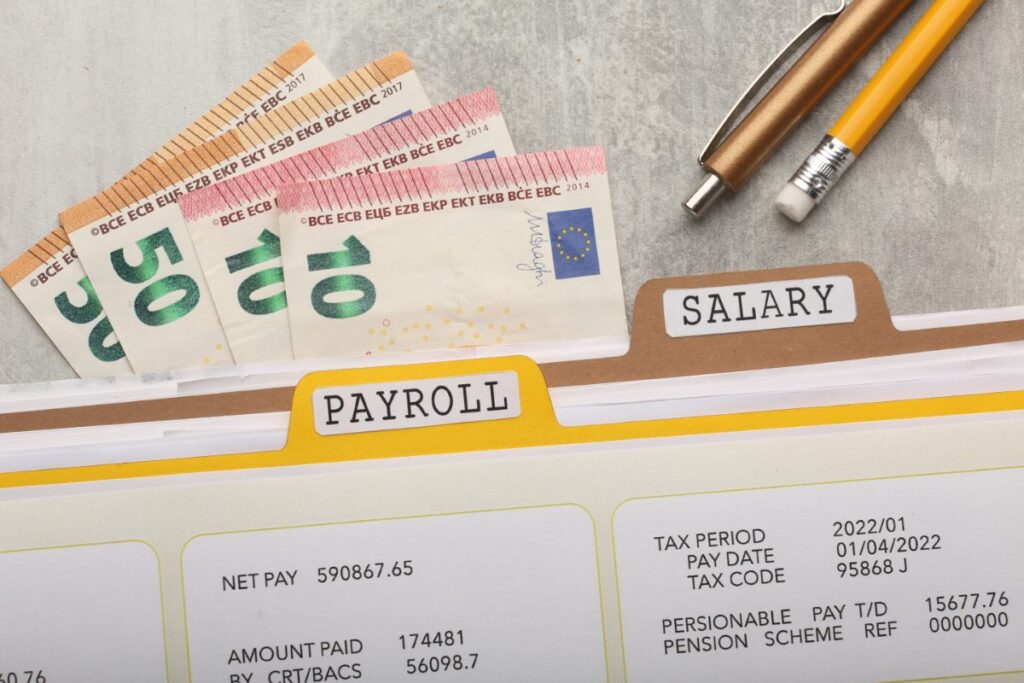 Des monnaies, des stylo avec des documents sur la table