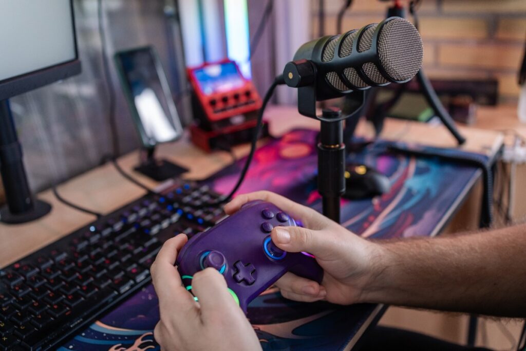 Une personne qui joue aux jeux vidéo