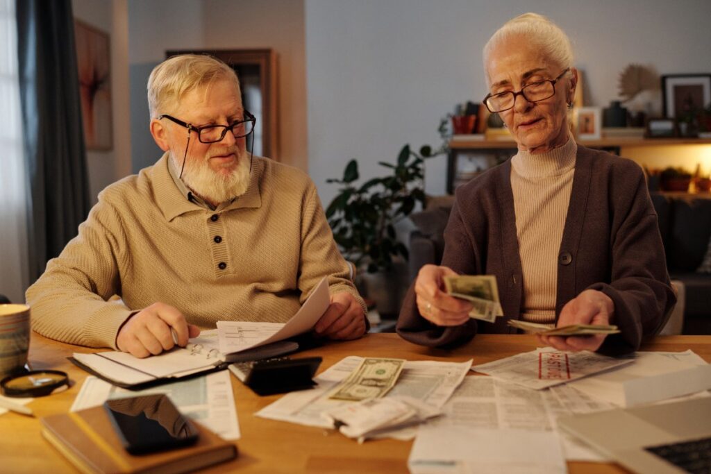 Des personnes âgées comptant leur retraite