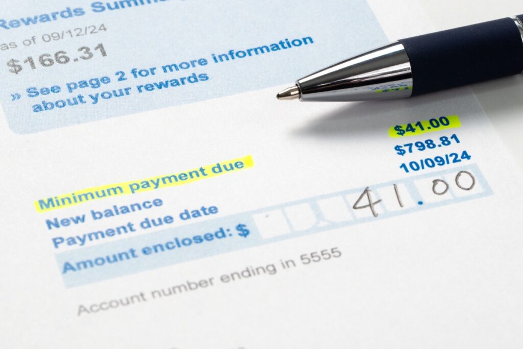 Document de rappel de paiement avec un stylo