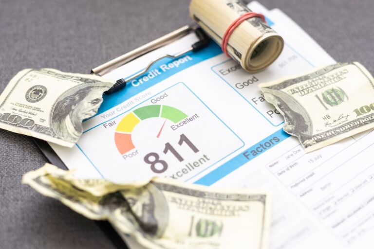 Rapport de crédit avec des billets d'argent