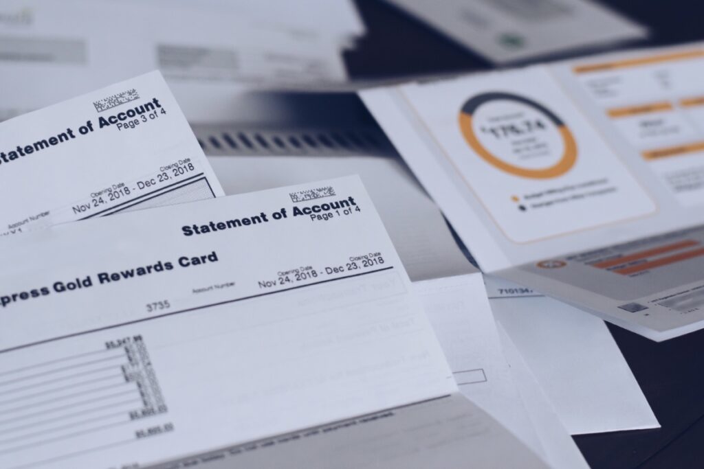 Relevés de compte bancaire avec des documents