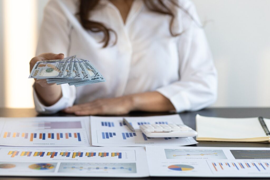 Une responsable donnant des salaires en espèces