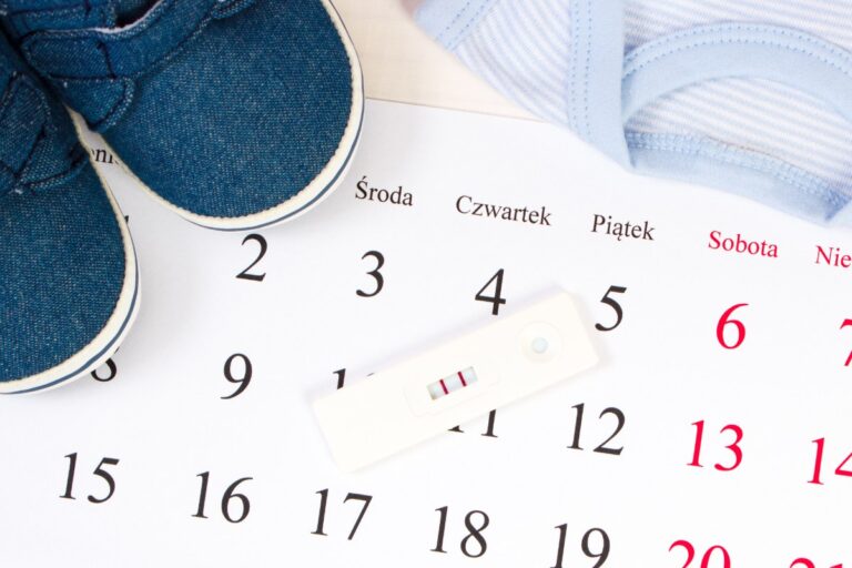 Des chaussures de bébé sur un calendrier