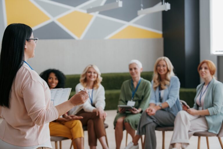 Un coach professionnel avec des personnes qui se réunissent dans une salle