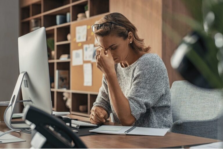 Entrepreneure fatiguée au travail dans son bureau