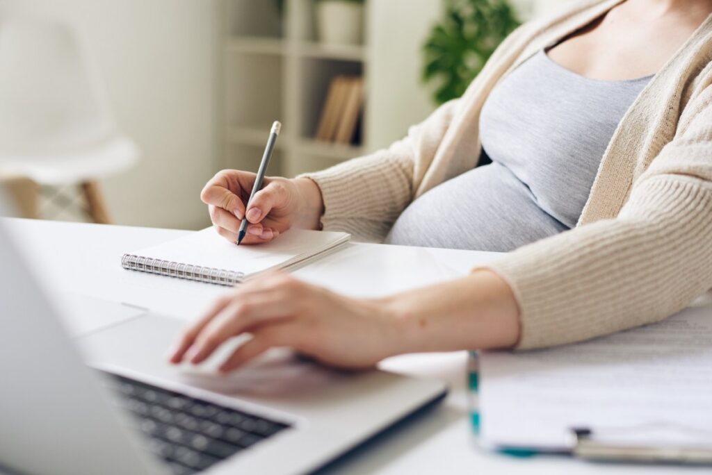 Une femme enceinte travaillant dans un bureau