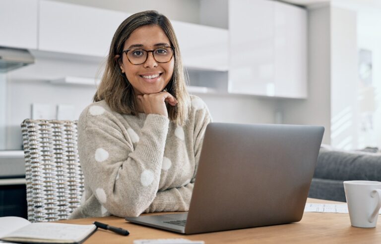 Une femme heureuse assise dans son bureau