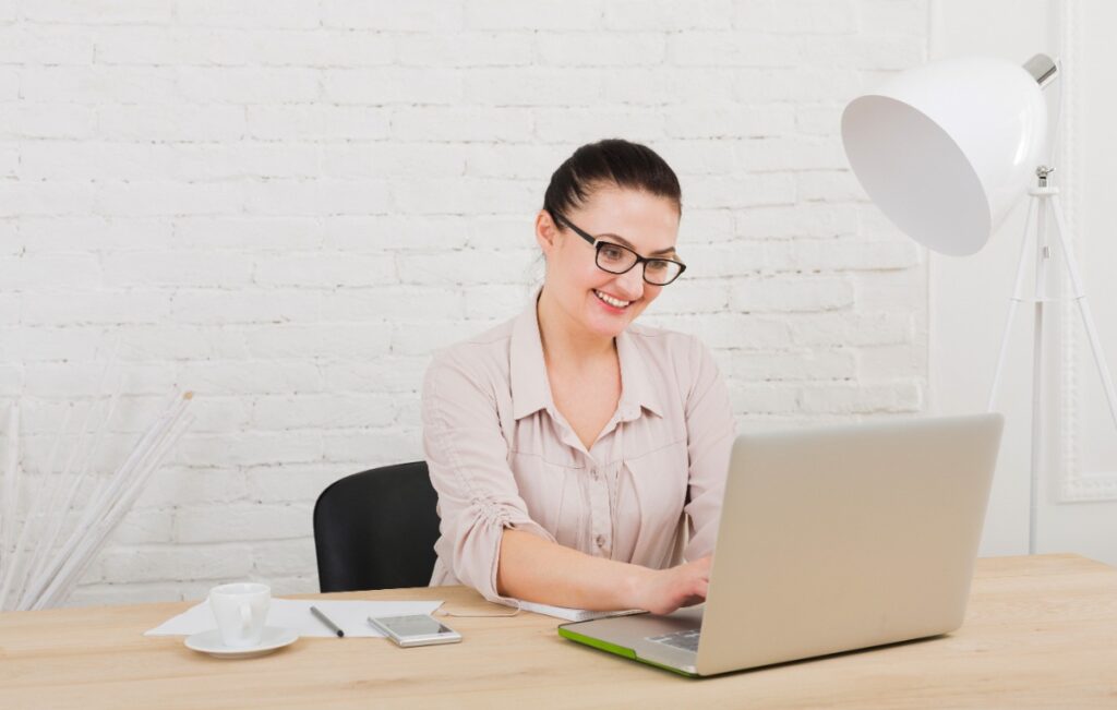 Une femme qui travaille sur son ordinateur portable