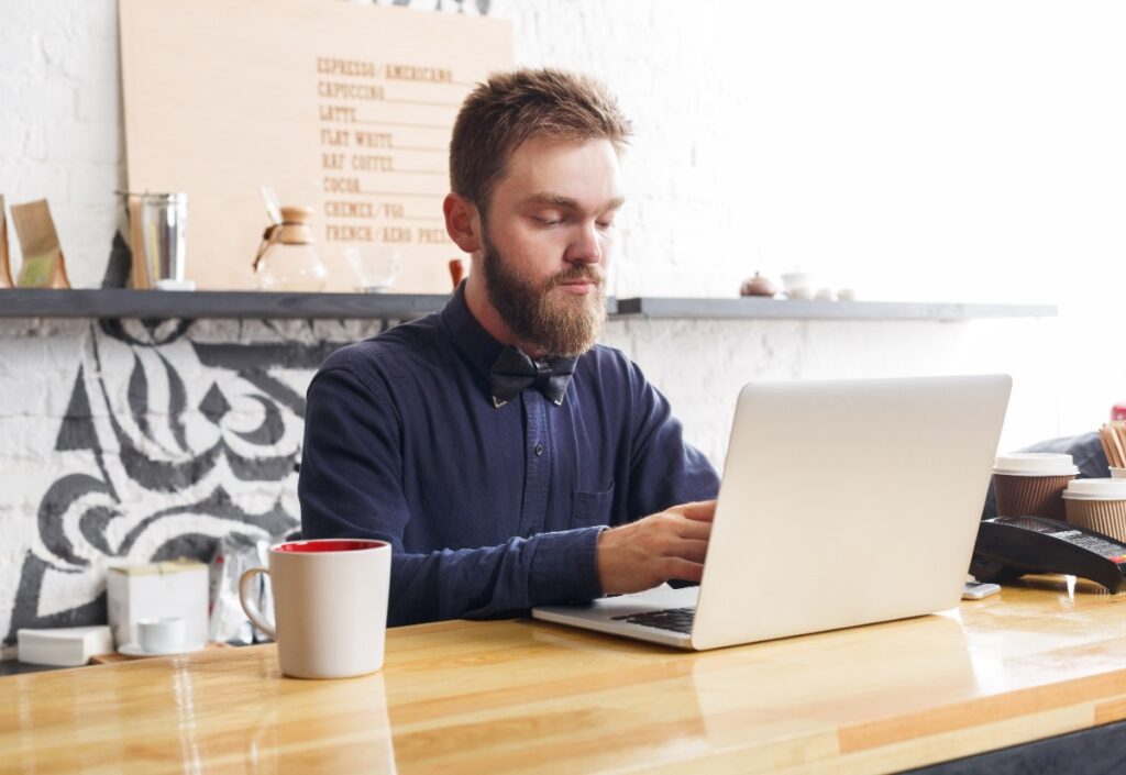 Un homme barbu travaillant dans son bureau