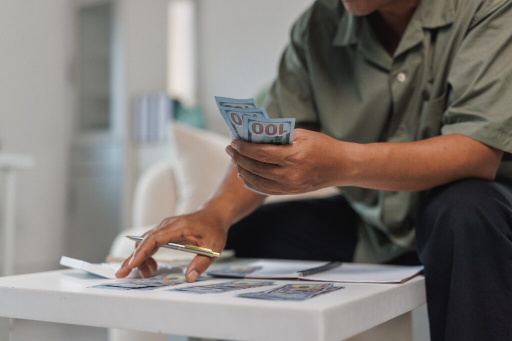 Un homme comptant de l'argent sur la table